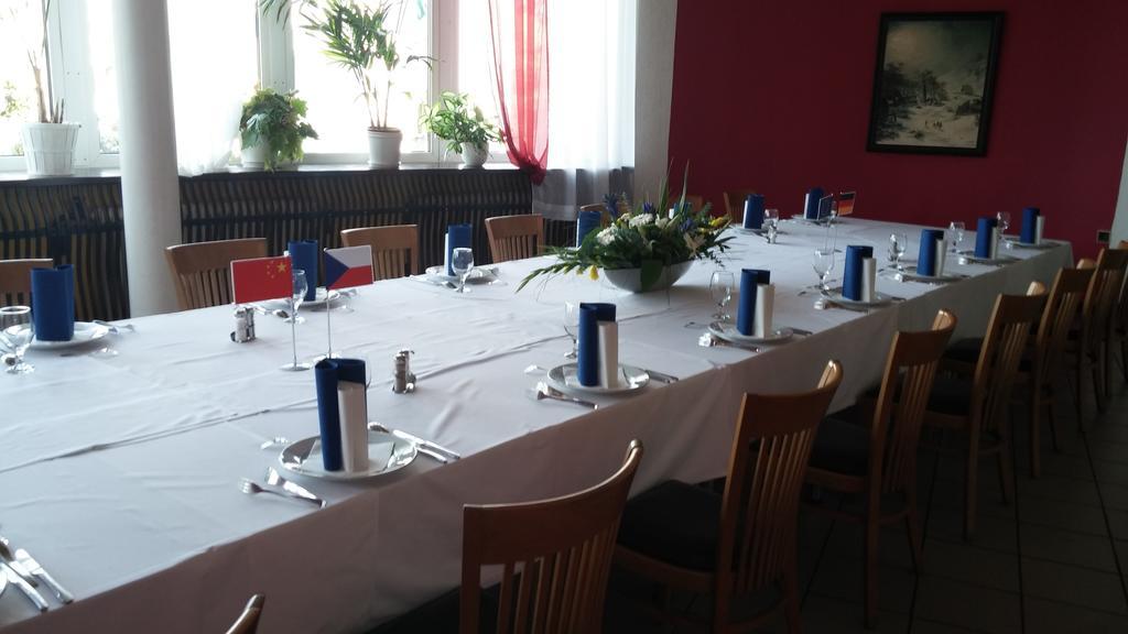 Hotel Rozvoj Клатови Экстерьер фото